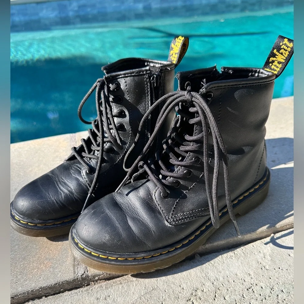 Dr. Martens Junior 1460 Unisex Black Leather Lace-Up Boots Size 3 - Picture 2 of 7